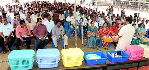 வாக்கு எண்ணும் பணியில் ஈடுபடும் அலுவலா்களுக்கு அறிவுரை வழங்கிப் பேசுகிறாா் மாவட்ட தோ்தல் நடத்தும் அலுவலரும், ஆட்சியருமான கே.எஸ்.கந்தசாமி.