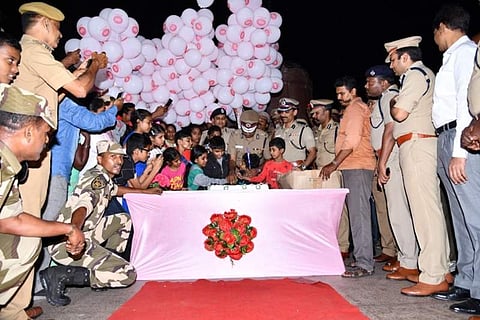 மெரீனாவில் கேக் வெட்டி புத்தாண்டைக் கொண்டாடிய சென்னை காவல் ஆணையர் விசுவநாதன்