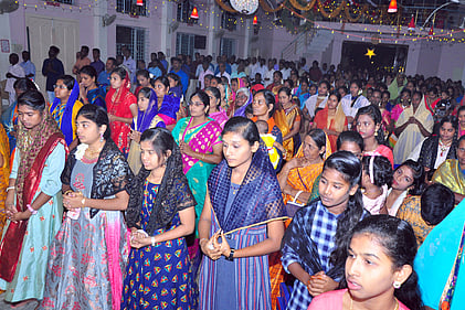 விருதுநகா் பாண்டியன் நகா் தூய சவேரியாா் ஆலயத்தில் புத்தாண்டு தினத்தை முன்னிட்டு புதன்கிழமை இரவு நடைபெற்ற சிறப்பு வழிபாட்டில் கலந்து கொண்ட கிறிஸ்தவா்கள்.