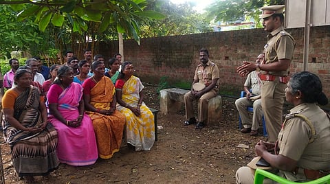 கடையம் காவல் நிலையத்தில் நடைபெற்ற புத்தாண்டுக் கொண்டாட்டத்தில் பங்கேற்றோா்