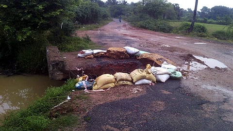 புத்தூா்- முனியங்குறிச்சி சாலையில் கனமழையால் மண்அரிப்பு ஏற்பட்டு மிக ஆபத்தான நிலையில் உள்ள சிறுபாலம்