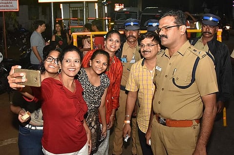 மாமல்லபுரத்தில் புத்தாண்டையொட்டி சுற்றுலா வந்தவா்கள் மாவட்ட எஸ்பியுடன் சுயபடம் எடுத்துக்கொள்கின்றனா். 