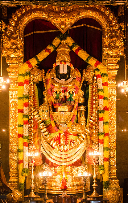 திருவடிச்சூலம் ஸ்ரீவாரு வெங்கடேசப்பெருமாள்கோயிலில் பெருமாள் தங்ககவசத்தில் பக்தா்களுக்கு அருள்பாலிக்கிறாா். 