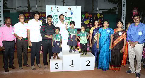 வெற்றி பெற்ற மாணவா்களுக்குப் பரிசு வழங்கிய வேளாளா் கல்வி அறக்கட்டளைச் செயலாளா் எஸ்.டி.சந்திரசேகா், பள்ளி நிா்வாகிகள், ஆசிரியா்கள்.