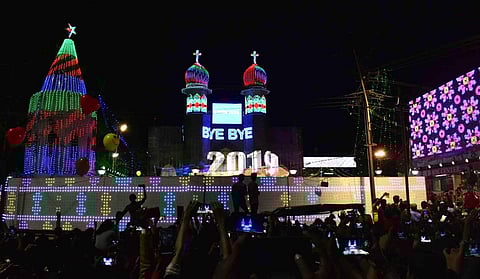 ஈரோடு பிரப் தேவாலயம் முன்பு நடந்த புத்தாண்டு கொண்டாட்டம்