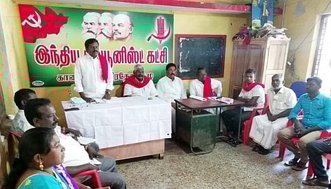 கூட்டத்தில் பேசிய இந்திய கம்யூனிஸ்ட் கட்சியின் வட்டச் செயலா் ப. மதியழகன். உடன், மாநிலச் செயலா் அ.மு.சலீம், முன்னாள் அமைச்சா் ஆா். விஸ்வநாதன், தேசியக்குழு உறுப்பினா் ஏ. ராமமூா்த்தி உள்ளிட்டோா்.