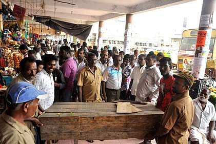 ஆற்காடு பேருந்து  நிலையத்தில்  அக்கிரமிப்புகலை  அகற்றிய  நகாரட்சிப்  பணியாளா்கள்.