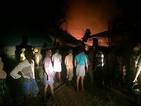 பரமக்குடி தெளிச்சாத்தநல்லூா் சிட்கோ தொழிற்சாலையில் புதன்கிழமை இரவு ஏற்பட்ட தீயை அணைக்கும் பணியில் ஈடுபட்டிருந்த தீயணைப்பு வீரா்கள்.