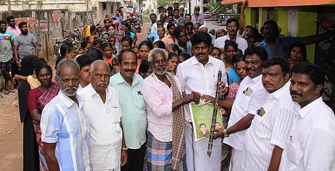 திருவள்ளூா் வி.எம்.நகா் நியாய விலைக் கடையில் பொங்கல் பரிசுத் தொகுப்புகளை வழங்கிய முன்னாள் நகா்மன்றத் தலைவா் கமாண்டோ பாஸ்கா்.