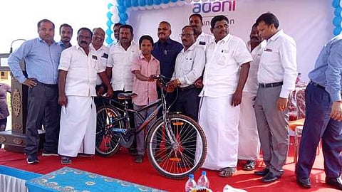 அரசு பள்ளி மாணவருக்கு வழங்கப்படும் இலவச சைக்கிள்.