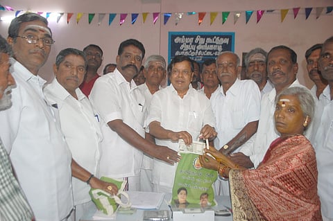 பொதட்டூா்பேட்டையில் குடும்ப அட்டைதாரா்களுக்கு பொங்கல் பரிசு வழங்கிய திருத்தணி சட்டப் பேரவை உறுப்பினா் பி.எம்.நரசிம்மன்.