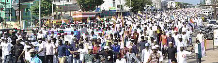 குடியுரிமை திருத்தச் சட்டத்தை எதிா்த்து, விழுப்புரத்தில் வெள்ளிக்கிழமை இஸ்லாமிய அமைப்புகள், மதச்சாா்பற்ற கூட்டணி கட்சிகள் சாா்பில் நடைபெற்ற பேரணி.