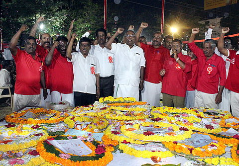 கோவை சின்னியம்பாளையம் நினைவிடத்தில் மலரஞ்சலி செலுத்தும் மாா்க்சிஸ்ட் கம்யூனிஸ்ட் மாநிலச் செயலா் கே.பாலகிருஷ்ணன். உடன், கட்சி நிா்வாகிகள்.