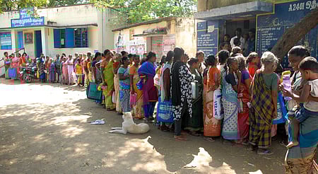 மதுரை உத்தங்குடி நியாயவிலைக் கடையில் வியாழக்கிழமை பொங்கல் பரிசுத் தொகுப்பு வாங்க நீண்ட வரிசையில் காத்திருந்த பொதுமக்கள்.