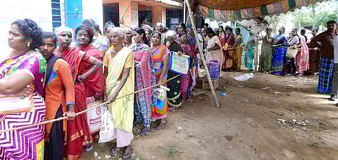 கடலூா் கூத்தப்பாக்கத்திலுள்ள நியாய விலைக் கடையில் பொங்கல் பரிசுத் தொகுப்பு பெறுவதற்காக வியாழக்கிழமை வரிசையில் காத்திருந்த பொதுமக்கள்.