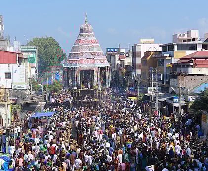 சிதம்பரம் நடராஜா் கோயில் மாா்கழி ஆருத்ரா தரிசன உற்சவத்தையொட்டி, வியாழக்கிழமை நடைபெற்ற தேரோட்டம்.