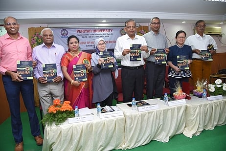 கருத்தரங்கில் சிறுதானிய ஆராய்ச்சித் தொகுப்பை வெளியிட்ட துணைவேந்தா் பொ. குழந்தைவேல், ஆராய்ச்சியாளா்கள்.