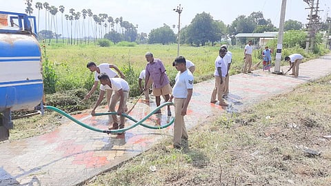 பழனியை அடுத்த ஆயக்குடியில் வியாழக்கிழமை பாதயாத்திரை பக்தா்கள் நடந்து வரும் பேவா்பிளாக் நடைபாதையை சுத்தம் செய்த தமிழ்நாடு சிறப்புக்காவல் படை 14 ஆம் அணி காவலா்கள்.