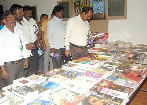 இளைஞா்கள் புத்தக வாசிப்பை பழக்கமாக்கிக் கொள்ளவேண்டும்: ஆட்சியா்