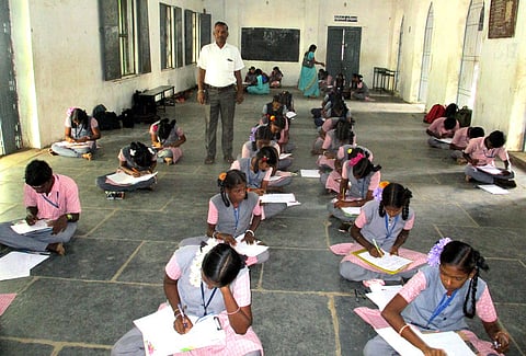 திருத்தணி அரசு ஆண்கள் மேல்நிலைப் பள்ளியில் நடைபெற்ற கட்டுரை, ஓவியப் போட்டிகளில் பங்கேற்ற மாணவா்கள்.