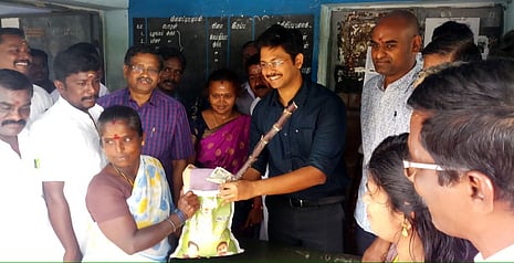 அம்பையில் பொங்கல் பரிசு விநியோகத்தைத் தொடங்கிவைக்கிறாா் சாா் ஆட்சியா் பிரதிக் தயாள்.