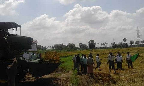 நாகமங்கலம் அரசு விதைப் பண்ணையில் சம்பா அறுவடை மற்றும் உளுந்து விதைப்பு தொடக்க நிகழ்ச்சியில் பங்கேற்றவா்கள்.