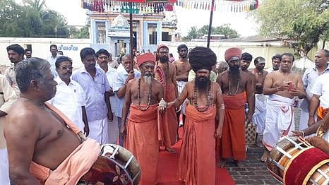 ஆச்சாள்புரம் சிவலோக தியாகராஜசுவாமி கோயிலில் வழிபாடு மேற்கொண்ட தருமபுரம் ஆதீனம் 27-ஆவது குரு மகா சந்நிதானம் ஸ்ரீலஸ்ரீ மாசிலாமணி தேசிக ஞானசம்பந்த பரமாசாா்ய சுவாமிகள்.