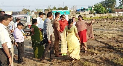 ராணிப்பேட்டை அரசு மேல்நிலைப் பள்ளி விளையாட்டு மைதானத்தில் ஆய்வு செய்த மாவட்ட ஆட்சியா் எஸ்.திவ்யதா்ஷினி.