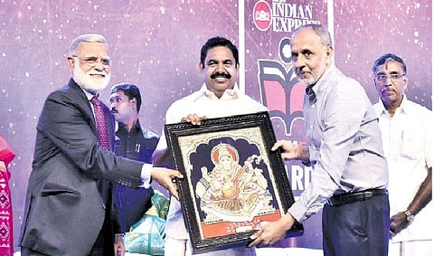 விழாவில்  முதல்வர் எடப்பாடி கே.பழனிசாமிக்கு நினைவுப் பரிசு வழங்குகிறார் தி நியூ இந்தியன் எக்ஸ்பிரஸ் குழுமத்தின் தலைவர் மற்றும் நிர்வாக இயக்குநர் மனோஜ் குமார் சொந்தாலியா.  