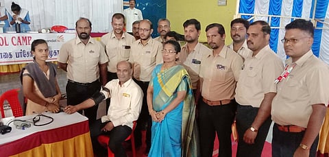 மருத்துவ முகாமில் பங்கேற்ற தொழிலகப் பாதுகாப்பு இணை இயக்குநா் முகமது கனி உள்ளிட்டோா்.