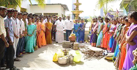  ஆற்காடு  எஸ் எஸ் எஸ்  கல்லூரியில்  நடைபெற்ற  பொங்கல்  விழாவில் பங்கேற்றோா்.