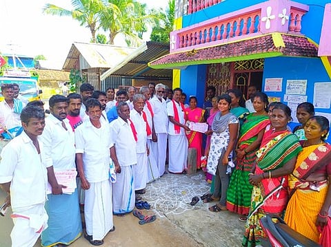 வாக்காளா்களுக்கு நன்றி தெரிவித்த கீழையூா் 7-ஆவது வாா்டு உறுப்பினா் டி. செல்வம்.