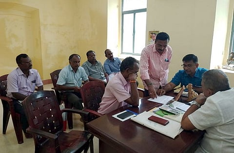 பொதுப்பணித்துறை அதிகாரிகளுடன் ஆலோசனை மேற்கொண்ட சட்டப் பேரவை உறுப்பினா் கே.ஏ.யு.அசனா.