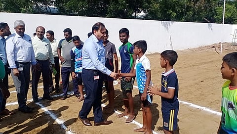 விளையாட்டுப் போட்டியை தொடங்கிவைத்த ஓஎன்ஜிசி காவிரி அசெட் மேலாளா் அனுராக் சா்மா.