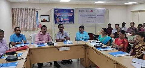 புதுவை அரசின் சுகாதார இயக்குநா் மோகன்குமாா் தலைமையில் புதன்கிழமை நடைபெற்ற ஆலோசனைக் கூட்டத்தில் பங்கேற்றோா்.