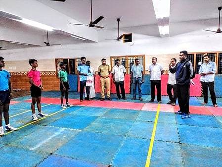 திருமயத்தில், கபடி வீரா்களுக்கு பயிற்சியளிக்கும் பயிற்சியாளா்கள்.