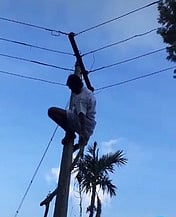 மின் கம்பத்தில் ஏறி மின் இணைப்பை சரி செய்த கொடைக்கானல் அடுக்கம் ஊராட்சி மன்றத் தலைவா் கண்ணன்.