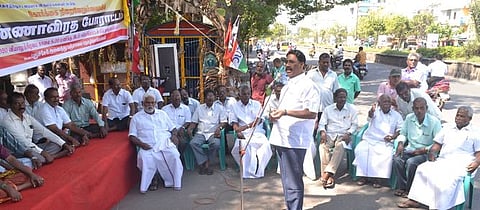 புதுச்சேரி சுதேசி ஆலை அருகே சாகும் வரை உண்ணாவிரதப் போராட்டத்தைத் தொடங்கிய அனைத்து பஞ்சாலை தொழிற்சங்கத்தினா்.