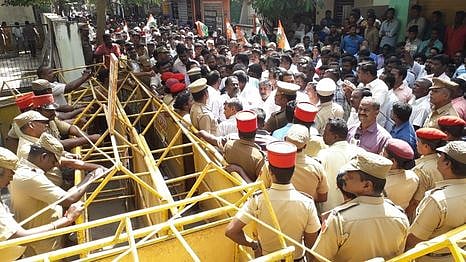 பாகூா் அரசு ஆரம்ப சுகாதார நிலையத்தை முற்றுகையிட்டு, போராட்டத்தில் ஈடுபட்ட எம்எல்ஏ தனவேலு தலைமையிலான பொதுமக்கள்.