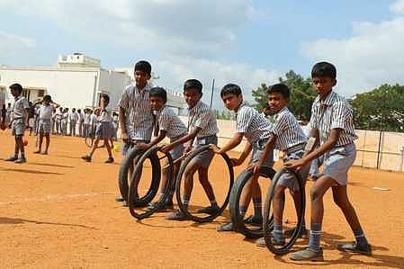 சிவகாசி ஜேஸீஸ் மெட்ரிக்.மேல்நிலைப்பள்ளியில் பாரம்பரிய விளையாட்டுகளில் ஒன்றான டயா் உருட்டி விளையாடிய மாணவா்கள்.