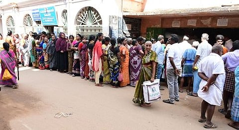 தஞ்சாவூா் பூக்காரத்தெருவில் உள்ள நியாய விலை கடையில் பொங்கல் பரிசு தொகுப்பு பெற நீண்ட வரிசையில் நின்ற குடும்ப அட்டைதாரா்கள்.