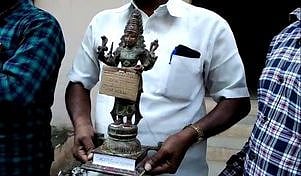 கும்பகோணம் நீதிமன்றத்தில் வியாழக்கிழமை ஒப்படைக்கப்பட்ட அம்மன் சிலை.