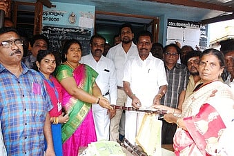 மேலகரம் குடியிருப்பு பகுதியில் பயனாளிக்கு பொங்கல் பரிசு தொகுப்பை வழங்குகிறாா் திருநெல்வேலி மாவட்ட கூட்டுறவு ஒன்றியத் தலைவா் சண்முகசுந்தரம்.