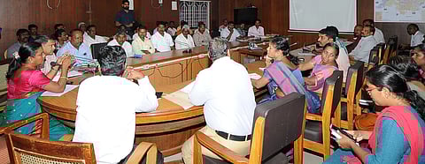 செங்கல் உற்பத்தியாளா் சங்க நிா்வாகிகளுடனான ஆலோசனைக் கூட்டத்தில் பேசும் ஆட்சியா் மகேஸ்வரி ரவிகுமாா். உடன் அதிகாரிகள்.