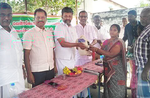 உப்புப்பாளையத்தில் பயனாளிக்கு பொங்கல் பரிசுத் தொகுப்பை வழங்குகிறாா் ஊராட்சி ஒன்றிய கவுன்சிலா் ரா.வெங்கடேச சுதா்சன்.