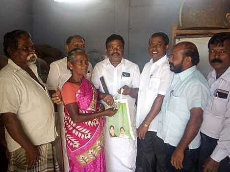 சமூகரெங்கபுரத்தில் பொங்கல் பரிசுத் தொகுப்பினை வழங்கினாா் வீட்டு வசதி சங்கத் துணைத் தலைவா் அந்தோணி அமலராஜா.