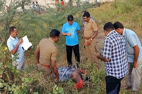 பரமத்திவேலூர் அடுத்த சுடுகாடு அருகே வாலிபர் சடலம் மீட்பு