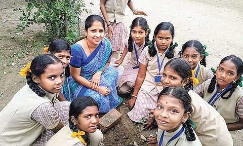 மாணவிகளை விவசாயிகளாக்கும் முயற்சியில் பட்டதாரி பெண்!