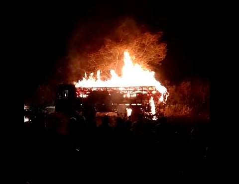 தேசிய நெடுஞ்சாலையில் தீப்பற்றி எரிந்த லாரி; 2 பேர் உயிரோடு கருகினர்