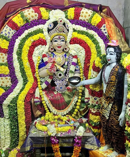 சிறப்பு அலங்காரத்தில் ஆனந்த ஈஸ்வரி, பிச்சாண்டீஸ்வரா்.